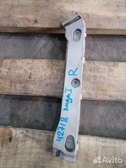 Кронштейн заднего бампера правый Ford Kuga 1