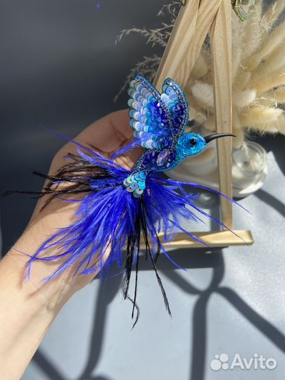 Брошь колибри с перьями