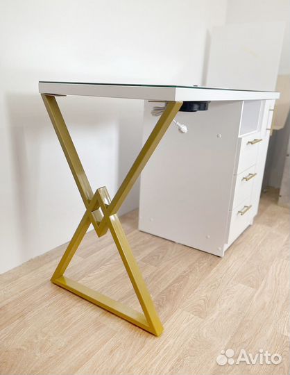 Маникюрные столы с металлической ножкой