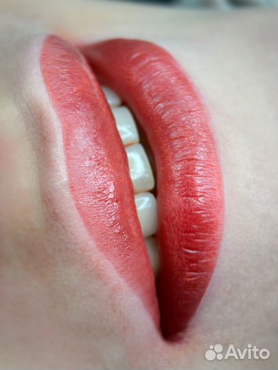 Перманентный макияж губ модель