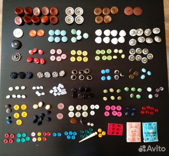 Пуговицы разных цветов и размеров, кнопки, крючки