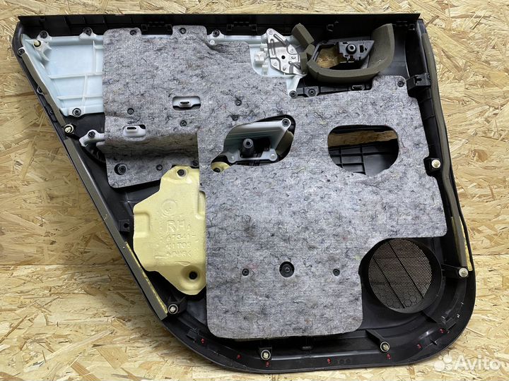 Обшивка двери задней правой Toyota Highlander 2