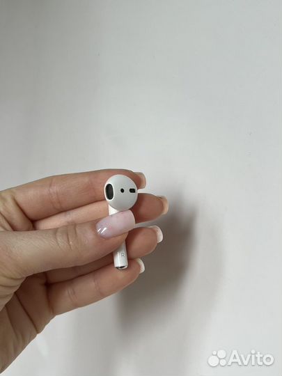 Кейс и правый наушник AirPods 2