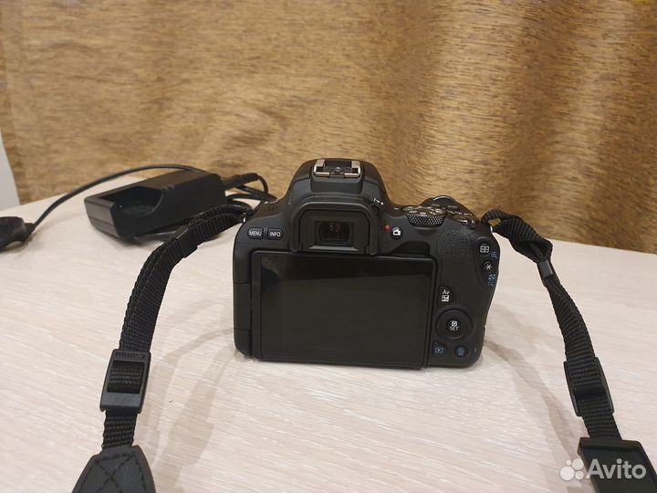 Фотоаппарат Canon EOS 200d