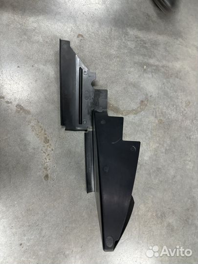 Дефлектор радиатора правый Ford Focus2 1424095