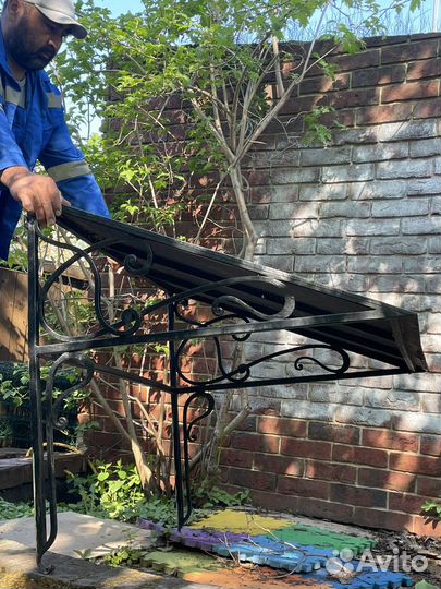 Козырек кованый над входной дверью