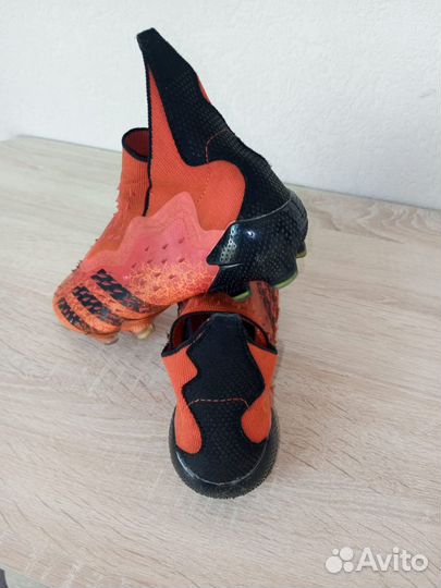 Футбольные бутсы adidas predator