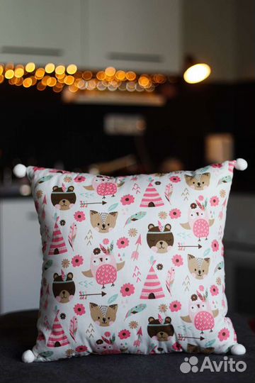 Подушки с помпонами, расцветки разные, 35*35 см