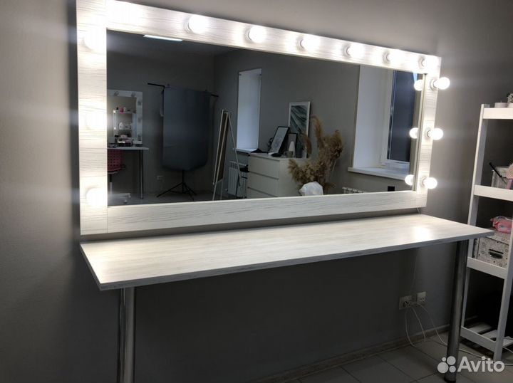 Стол и зеркало визажиста