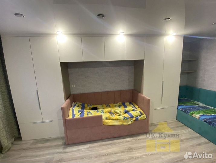 Книжный шкаф