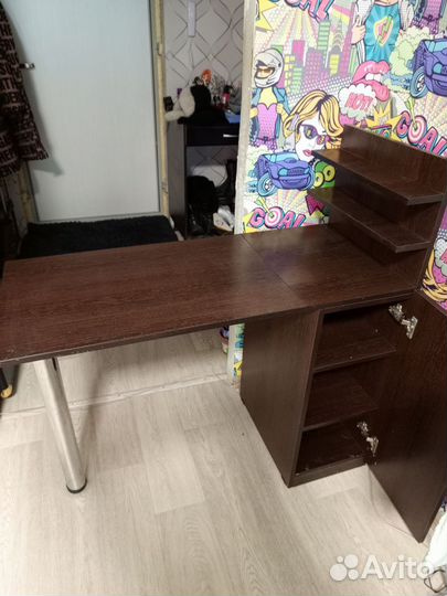 Маникюрный стол