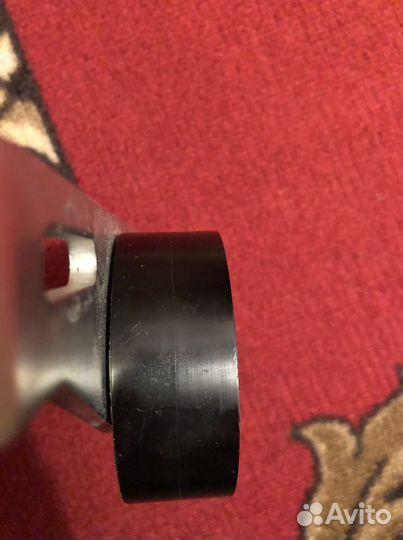 Натяжитель ремня гениратора с роликом