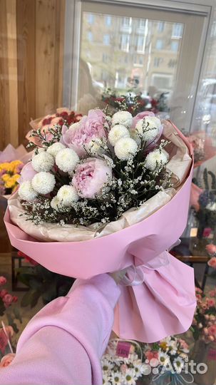 Букет из пионов, хризантем и лимониума