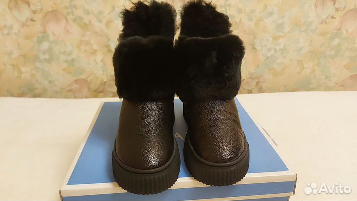 Новые кожаные сапоги (угги), 37 размер