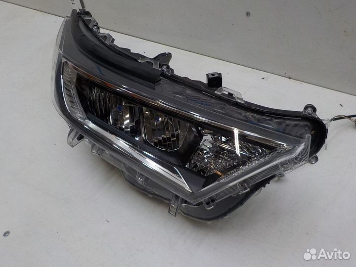 Фара правая на Toyota RAV-4 8114542842