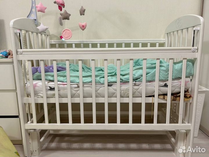 Детская кровать с маятником и матрасом