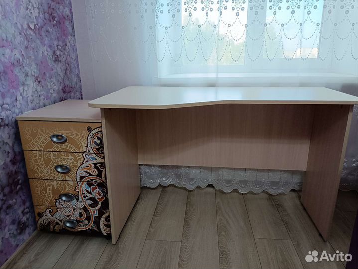 Письменный стол, тумба, стул