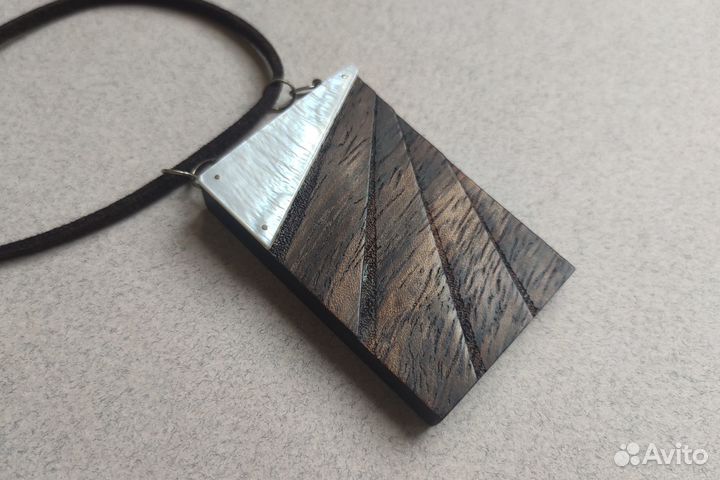 Брутальный деревянный кулон для мужчины