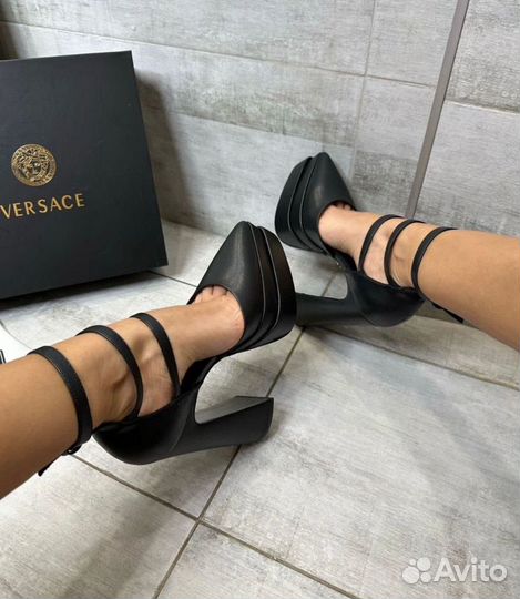 Туфли Versace на высоком каблуке и платформе