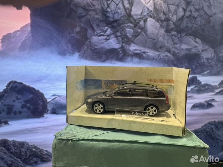 Модель автомобиля 1:43 Volvo V50