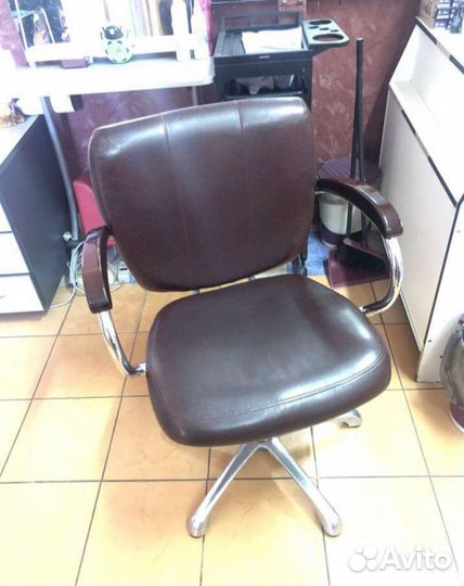Парикмахерское кресло кожаное
