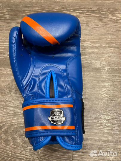 Боксерские перчатки, шлем и бинты