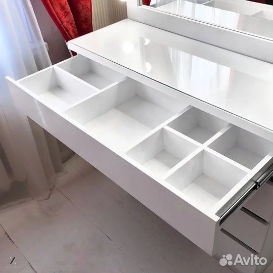 Туалетный столик с гримёрным зеркалом визажиста