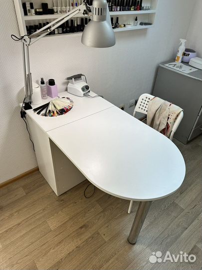 Маникюрный стол
