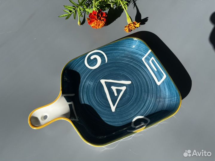 Тарелка керамическая с ручкой