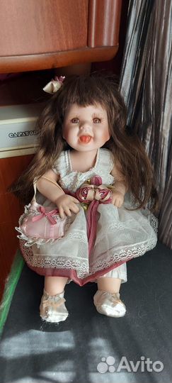Кукла фарфоровая