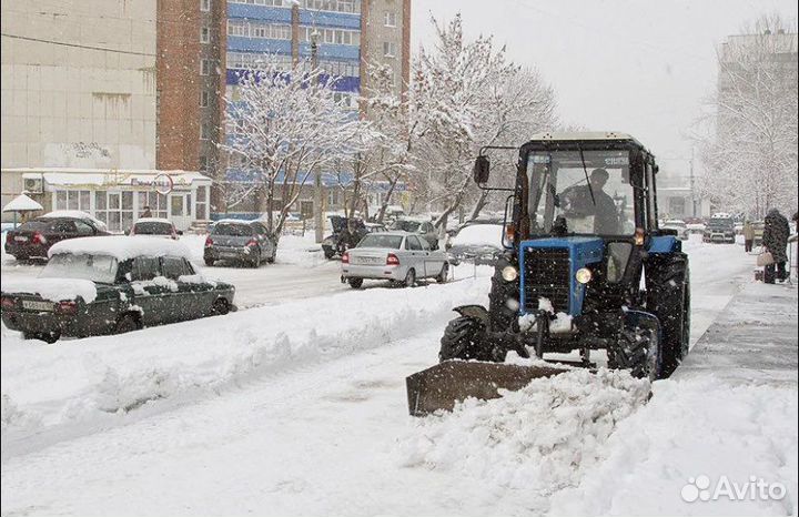 Уборка снега трактором