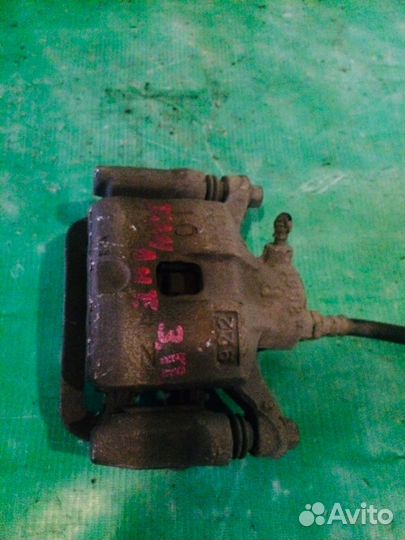 Суппорт задний правый Mitsubishi Diamante