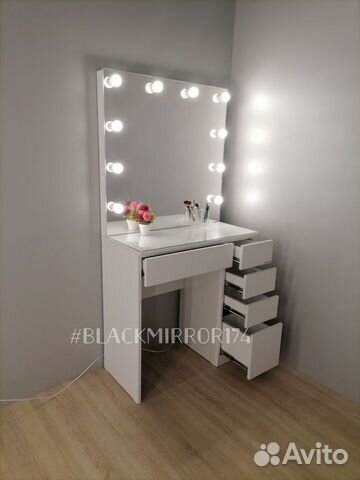 Фабричный туалетный столик с зеркалом и лампами