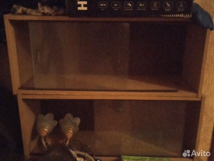 Книжные полки со стеклом 2шт