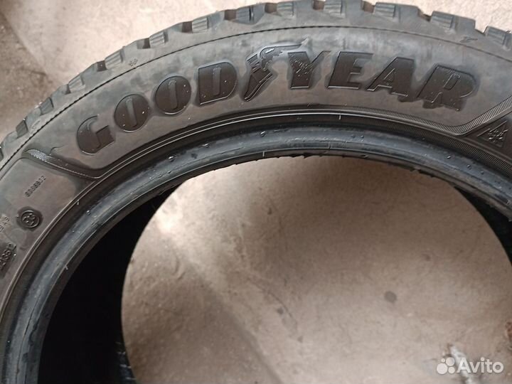 Goodyear UltraGrip Arctic 2 215/50 R17