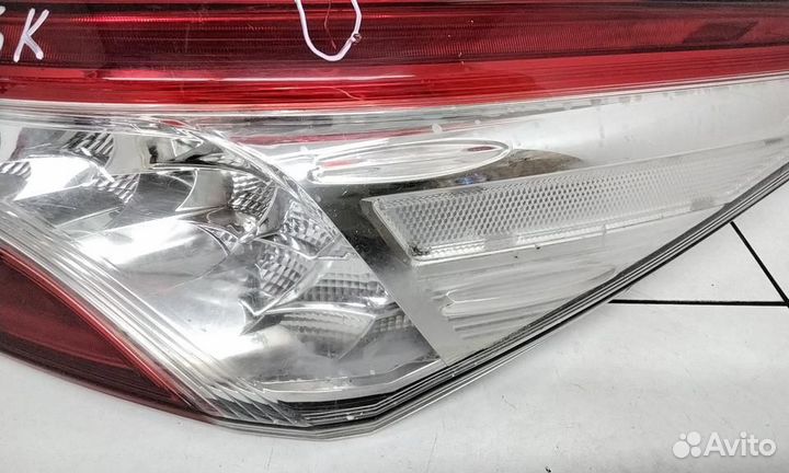 Фонарь правый наружный Toyota Camry V70 LED