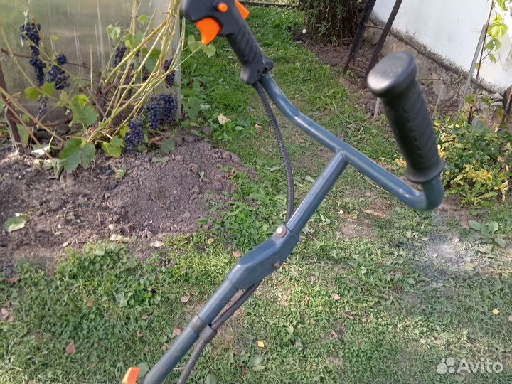 Триммер бензиновый на колесах