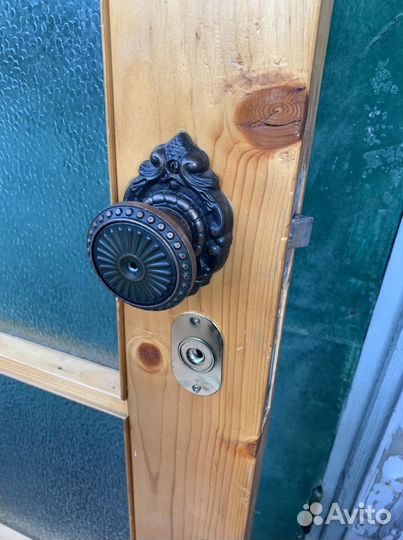 Дверь деревянная с стеклянными вставками