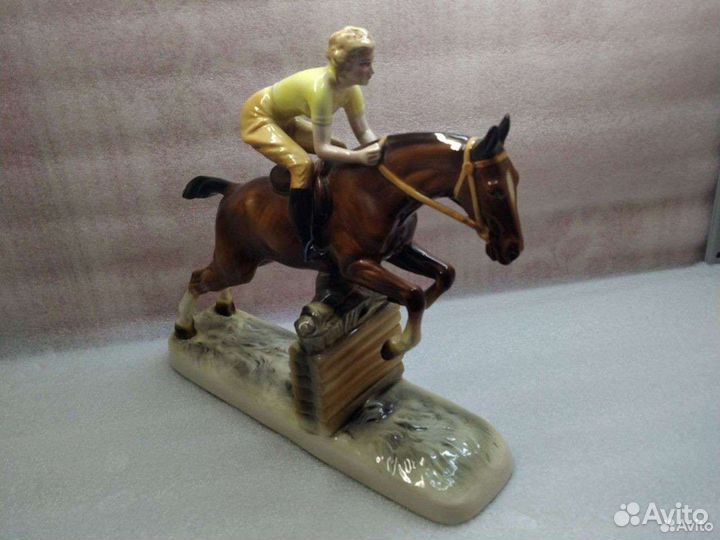 Фарфоровая фигура наездницы Германия