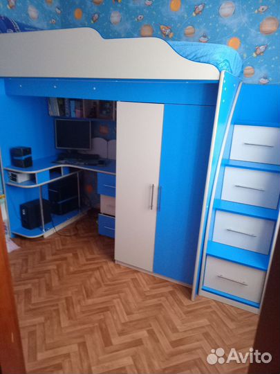 Кровать-чердак со шкафом и столом +матрас
