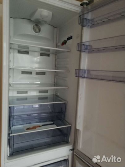 Полки, двери,запчасти для холодильника beko