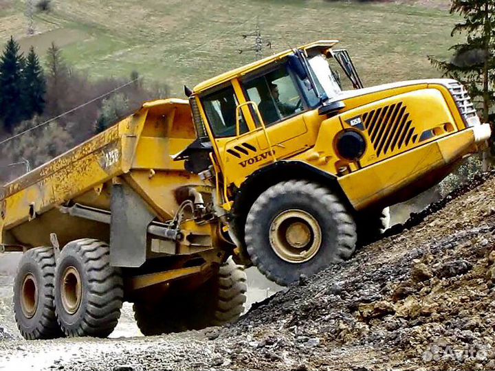 Водитель сочлененного самосвала