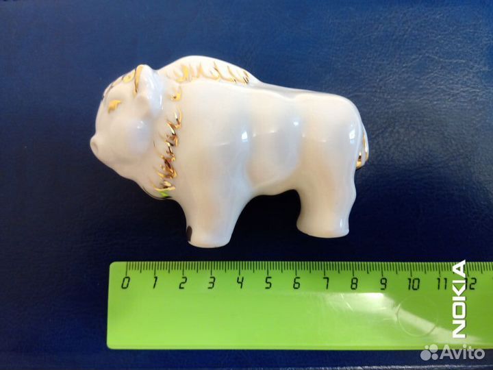 Сувенир из фарфора бык