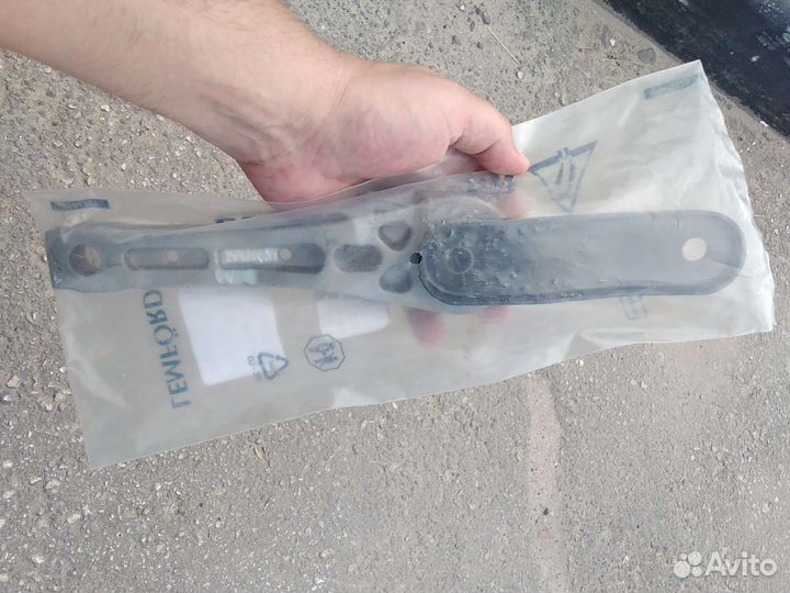 Опора двигателя задняя на Tiguan