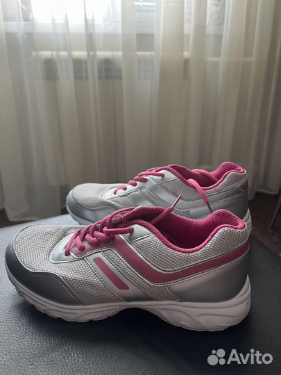 Кроссовки женские