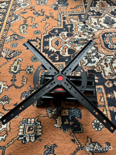 Кронштейн для телевизора поворотный на стену