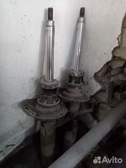 Стойки передние tiguan 1