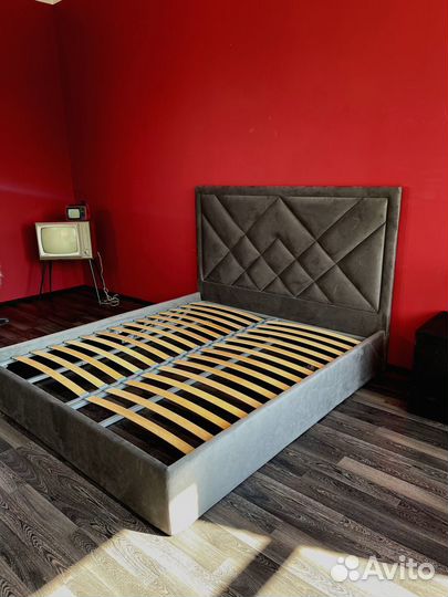 Кровать с мягким изголовьем 140x200