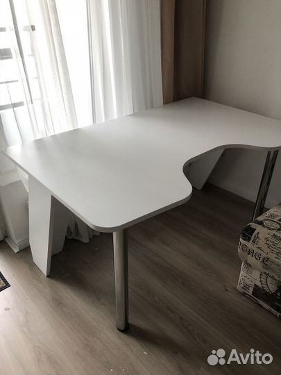 Компьютерный стол белый