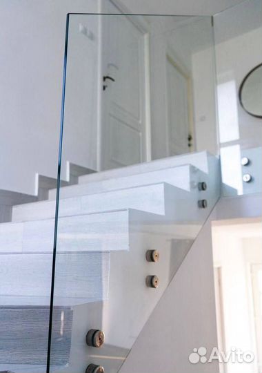 Стеклянные ограждения лестничного марша